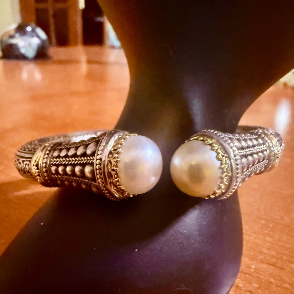 Temporary Sale!!!!!!
Elegant Silver and Gold Pearl Cuff Bracelet - Picture 3 of 10